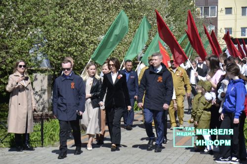 Молодежь Мензелинска чтит память героев: в Парке Победы прошел митинг