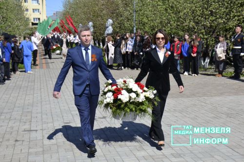 Молодежь Мензелинска чтит память героев: в Парке Победы прошел митинг
