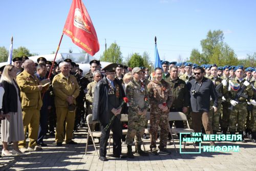 Молодежь Мензелинска чтит память героев: в Парке Победы прошел митинг