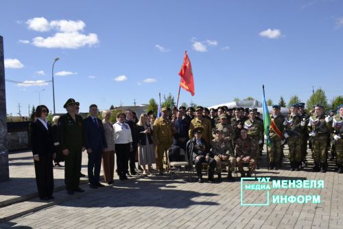 Молодежь Мензелинска чтит память героев: в Парке Победы прошел митинг
