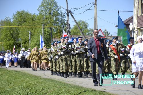 Молодежь Мензелинска чтит память героев: в Парке Победы прошел митинг