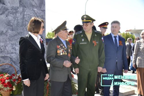 Молодежь Мензелинска чтит память героев: в Парке Победы прошел митинг