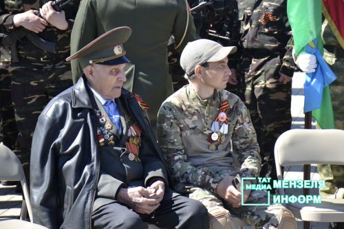 Молодежь Мензелинска чтит память героев: в Парке Победы прошел митинг