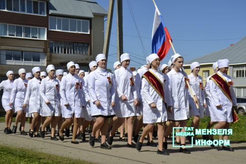 Молодежь Мензелинска чтит память героев: в Парке Победы прошел митинг