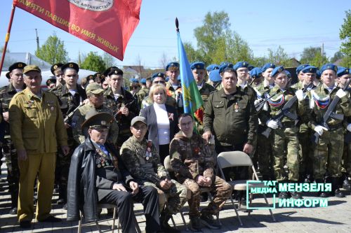 Молодежь Мензелинска чтит память героев: в Парке Победы прошел митинг
