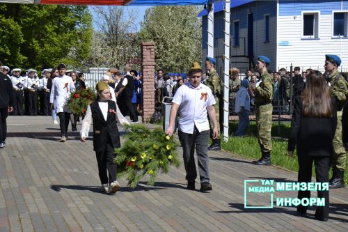 Молодежь Мензелинска чтит память героев: в Парке Победы прошел митинг