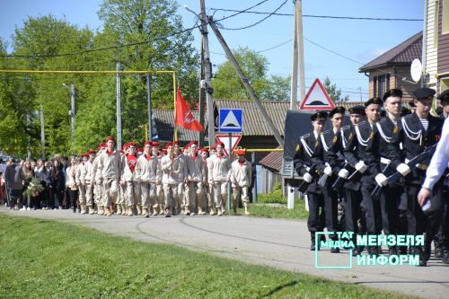 Молодежь Мензелинска чтит память героев: в Парке Победы прошел митинг