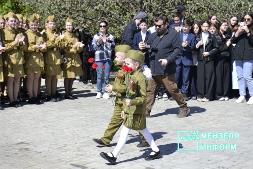 Молодежь Мензелинска чтит память героев: в Парке Победы прошел митинг