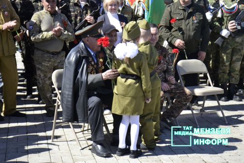 Молодежь Мензелинска чтит память героев: в Парке Победы прошел митинг