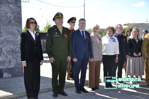 Молодежь Мензелинска чтит память героев: в Парке Победы прошел митинг