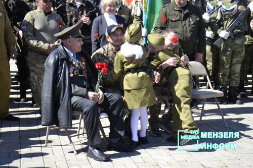 Молодежь Мензелинска чтит память героев: в Парке Победы прошел митинг