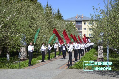 Молодежь Мензелинска чтит память героев: в Парке Победы прошел митинг