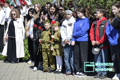 Молодежь Мензелинска чтит память героев: в Парке Победы прошел митинг