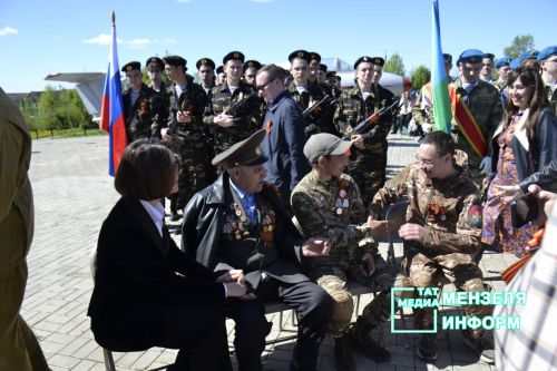 Молодежь Мензелинска чтит память героев: в Парке Победы прошел митинг