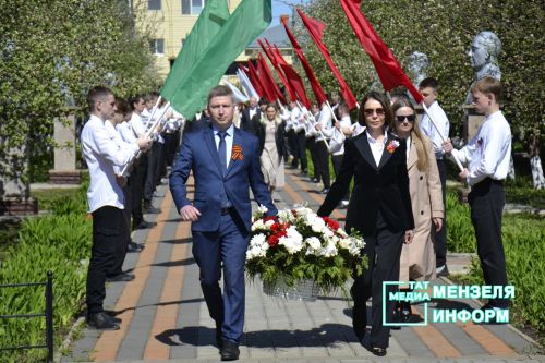 Молодежь Мензелинска чтит память героев: в Парке Победы прошел митинг