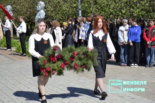 Молодежь Мензелинска чтит память героев: в Парке Победы прошел митинг