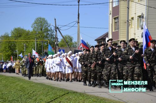 Молодежь Мензелинска чтит память героев: в Парке Победы прошел митинг