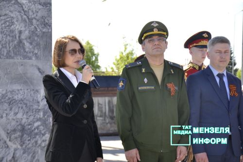 Молодежь Мензелинска чтит память героев: в Парке Победы прошел митинг