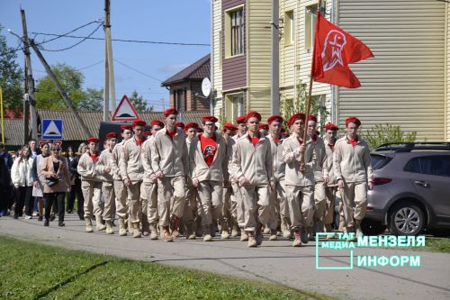 Молодежь Мензелинска чтит память героев: в Парке Победы прошел митинг