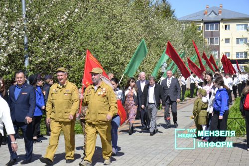 Молодежь Мензелинска чтит память героев: в Парке Победы прошел митинг