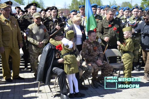 Молодежь Мензелинска чтит память героев: в Парке Победы прошел митинг