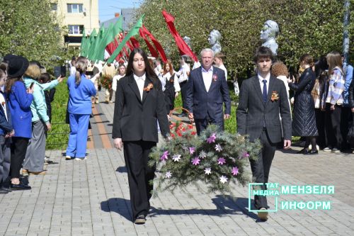 Молодежь Мензелинска чтит память героев: в Парке Победы прошел митинг