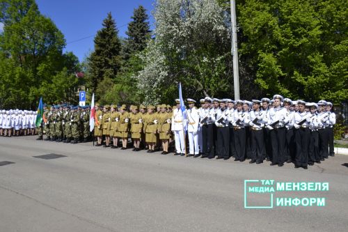 Молодежь Мензелинска чтит память героев: в Парке Победы прошел митинг