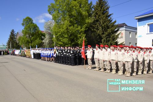 Молодежь Мензелинска чтит память героев: в Парке Победы прошел митинг