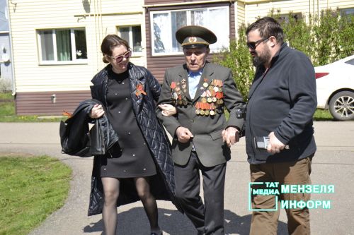 Молодежь Мензелинска чтит память героев: в Парке Победы прошел митинг