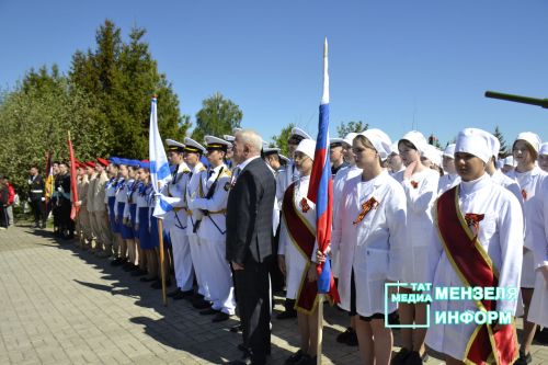 Молодежь Мензелинска чтит память героев: в Парке Победы прошел митинг