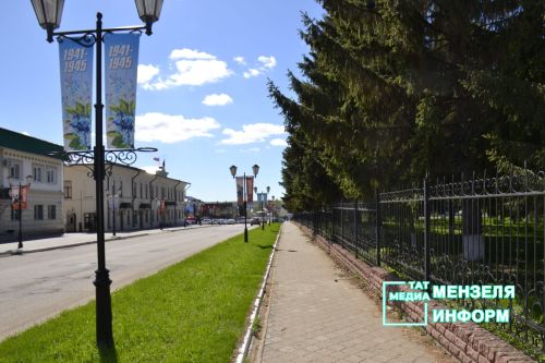 Молодежь Мензелинска чтит память героев: в Парке Победы прошел митинг