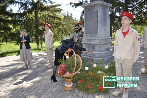 Молодежь Мензелинска чтит память героев: в Парке Победы прошел митинг