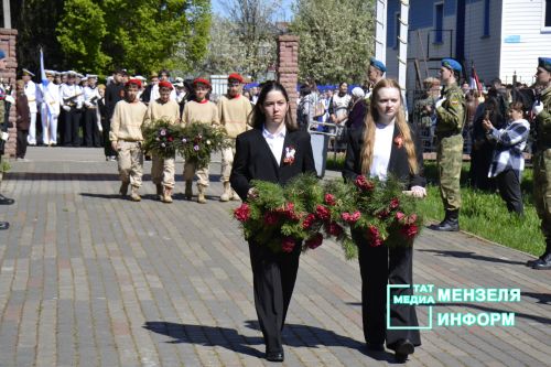 Молодежь Мензелинска чтит память героев: в Парке Победы прошел митинг