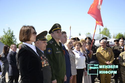 Молодежь Мензелинска чтит память героев: в Парке Победы прошел митинг
