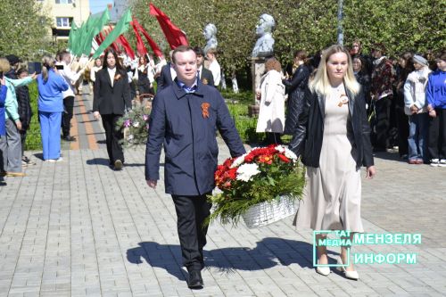 Молодежь Мензелинска чтит память героев: в Парке Победы прошел митинг