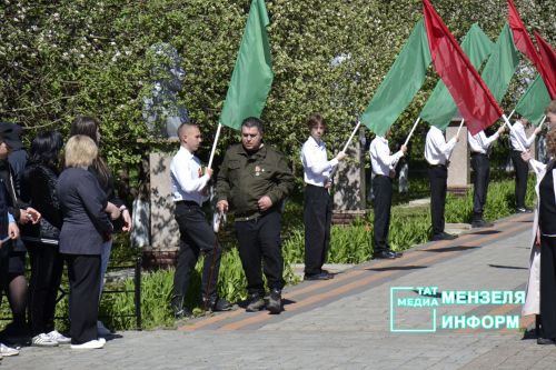 Молодежь Мензелинска чтит память героев: в Парке Победы прошел митинг