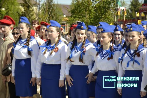 Молодежь Мензелинска чтит память героев: в Парке Победы прошел митинг