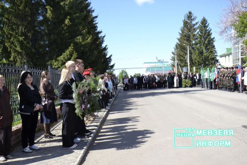 Молодежь Мензелинска чтит память героев: в Парке Победы прошел митинг