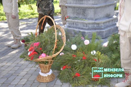 Молодежь Мензелинска чтит память героев: в Парке Победы прошел митинг