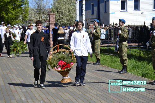 Молодежь Мензелинска чтит память героев: в Парке Победы прошел митинг