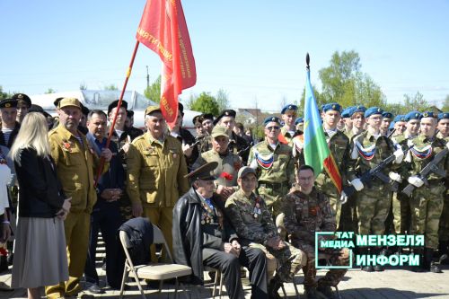 Молодежь Мензелинска чтит память героев: в Парке Победы прошел митинг