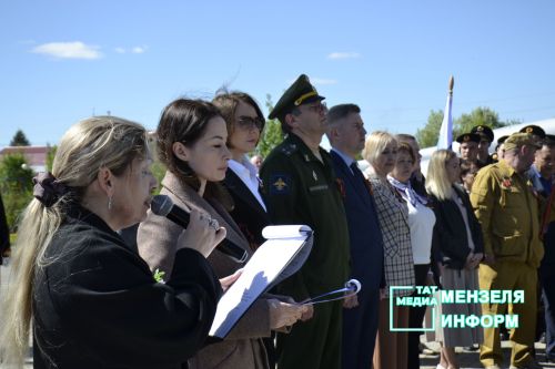 Молодежь Мензелинска чтит память героев: в Парке Победы прошел митинг
