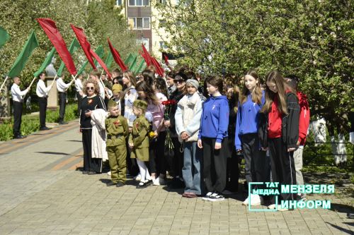 Молодежь Мензелинска чтит память героев: в Парке Победы прошел митинг
