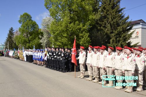 Молодежь Мензелинска чтит память героев: в Парке Победы прошел митинг