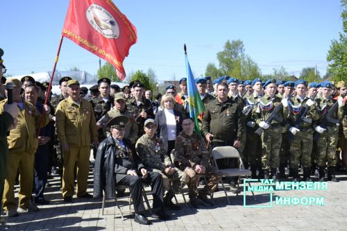 Молодежь Мензелинска чтит память героев: в Парке Победы прошел митинг