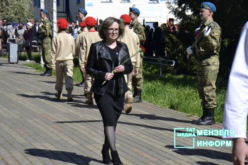 Молодежь Мензелинска чтит память героев: в Парке Победы прошел митинг