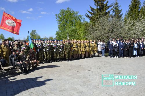Молодежь Мензелинска чтит память героев: в Парке Победы прошел митинг