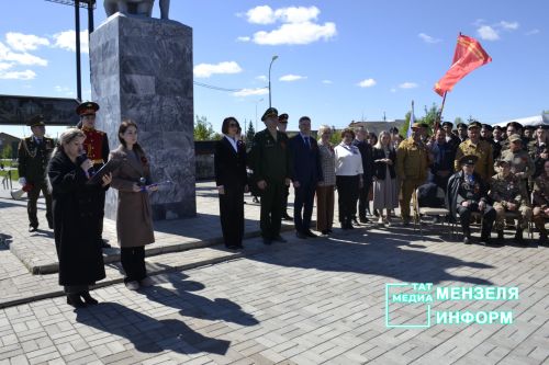 Молодежь Мензелинска чтит память героев: в Парке Победы прошел митинг