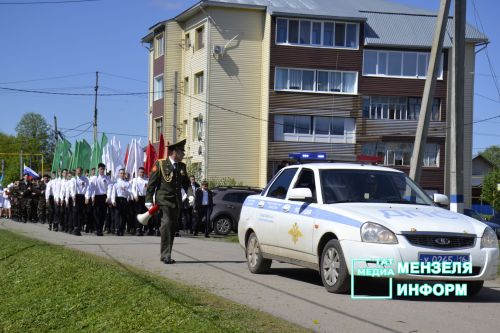 Молодежь Мензелинска чтит память героев: в Парке Победы прошел митинг