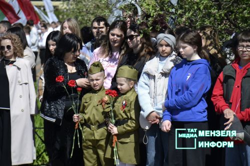 Молодежь Мензелинска чтит память героев: в Парке Победы прошел митинг